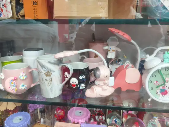 Printed gift mugs, table lamps and small decor pieces