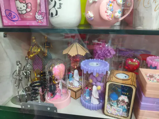 Showpiece gift collection including character mugs and music boxes