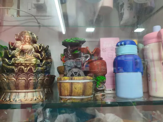 Kids water bottles alongside decorative gift pieces